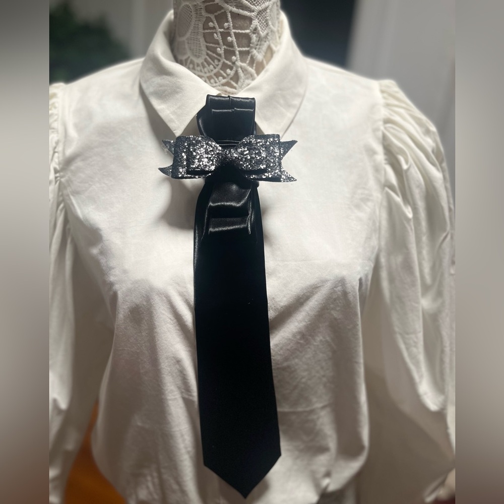 NWT Custom made tie / bow tie with handmade removable brooch.